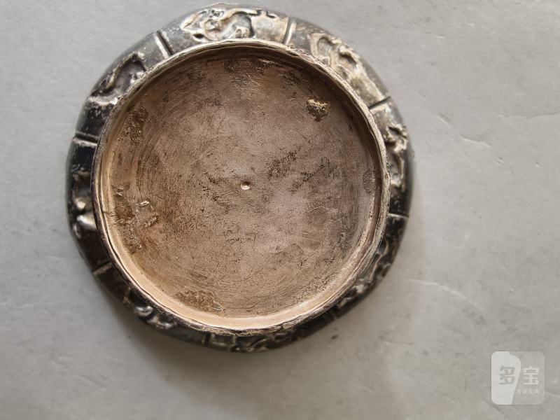 A jade bowl with stand and cover in silver with animals and floral motifs in relief - 图17